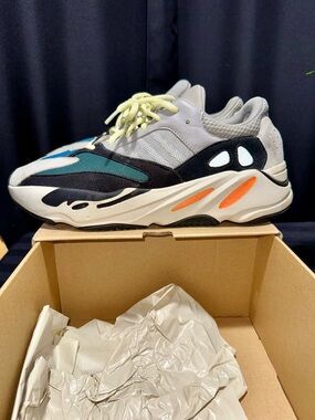 Yeezy 700 Waverunner size 12 Light Gray and Silver Knit Sneaker Interior Detail